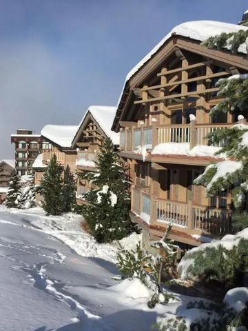 Schneebedeckte Chalets mit Holzbalkonen im Alpenstil