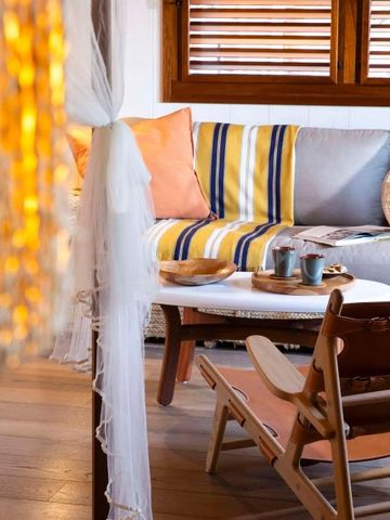 Gemütlicher Wohnbereich mit moderner Einrichtung und Kissen