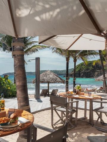 Strandrestaurant mit Blick aufs Meer und Palmen