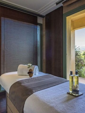 Massagezimmer mit Blick ins Freie und Ölen auf dem Tisch