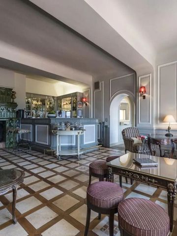 Stilvolle Hotelbar mit klassischer Inneneinrichtung und gemütlichen Sitzbereichen