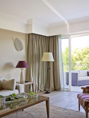 Helles Wohnzimmer mit moderner Einrichtung und Zugang zum Balkon