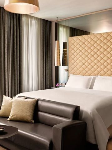 Elegantes Schlafzimmer mit gemütlicher Sitzecke im Hotelzimmer