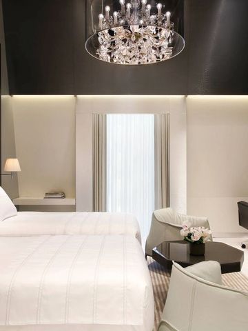 Elegantes Hotelzimmer mit moderner Beleuchtung und luxuriöser Einrichtung.