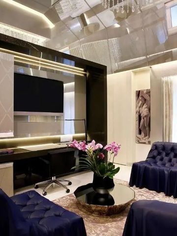 Stilvolle Lounge mit luxuriösen Sesseln und Flachbildfernseher