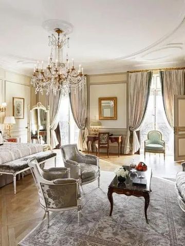 Luxuriöses Zimmer mit klassischen Möbeln und Kronleuchter im Le Meurice
