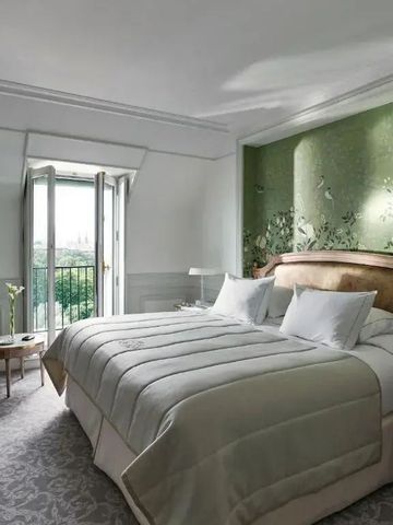 Gemütliches Schlafzimmer mit Blick auf den Balkon im Le Meurice