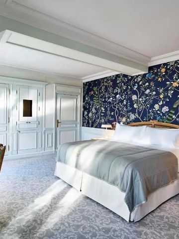 Elegantes Schlafzimmer mit kunstvoller Tapete in Le Meurice