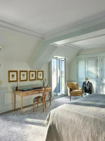 Elegantes Hotelzimmer mit Balkonblick und klassischem Mobiliar.