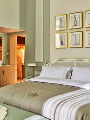 Komfortables Schlafzimmer mit geschmackvoller Kunst an den Wänden.