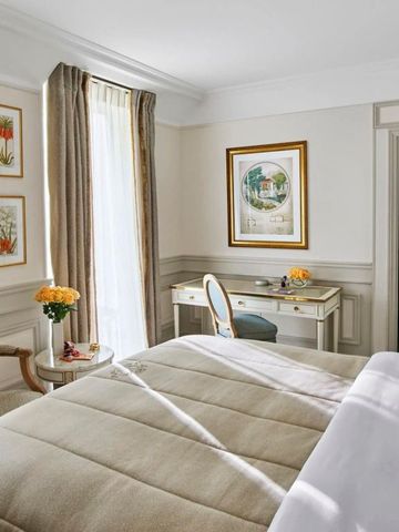 Hotelzimmer mit eleganter Möblierung und natürlichem Licht.