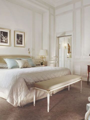 Elegantes Schlafzimmer mit klassischem Design und weichen Farbtönen