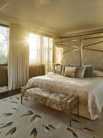 Helles Schlafzimmer mit modernem Design und kunstvollen Textilien