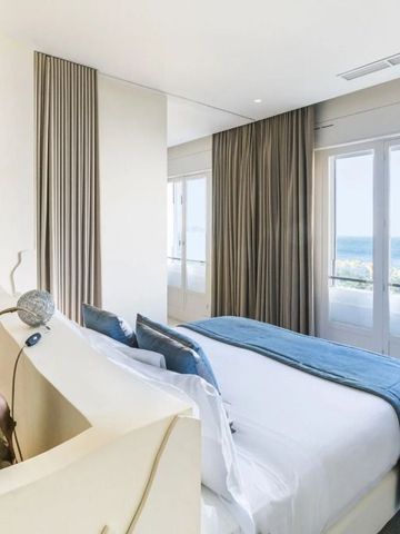 Modernes Hotelzimmer mit großen Fenstern und Meerblick