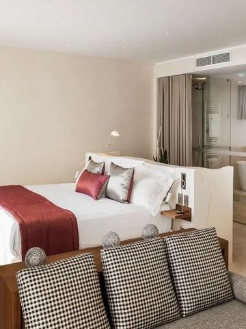 Suite mit modernem Dekor und Glaswand zum Badezimmer
