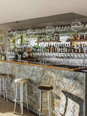 Hotelbar mit edlen Spirituosen und eleganten Hängelampen