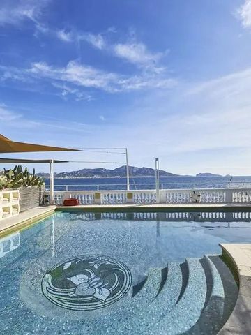 Pool mit kunstvollem Mosaik und weitem Meerblick