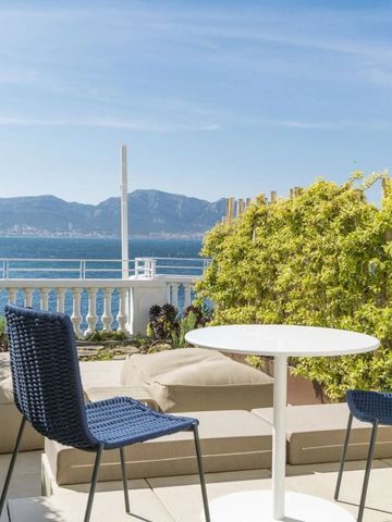 Terrassenbereich mit Meerblick und modernen Möbeln
