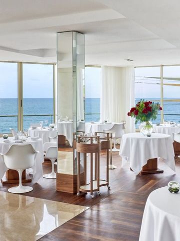 Elegantes Restaurant mit Panoramablick auf das Meer