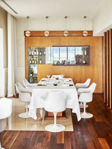 Privater Speiseraum in modernem Design mit Meerblick