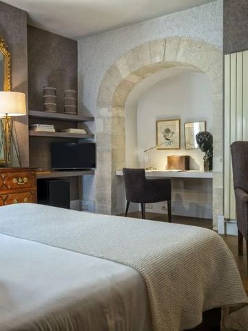 Elegantes Hotelzimmer mit Bett und antikem Spiegel