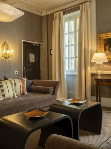 Gemütliche Sitzecke mit stilvollen Möbeln in einem Hotelzimmer