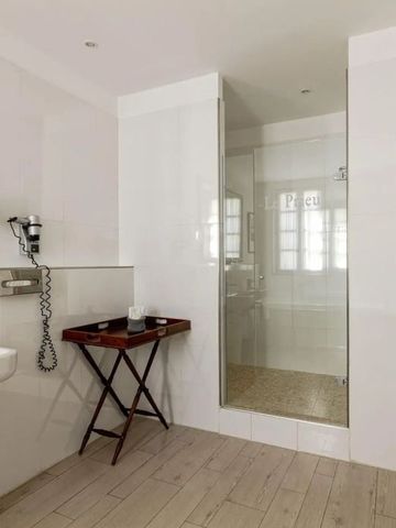 Helles Badezimmer mit Dusche und moderner Ausstattung