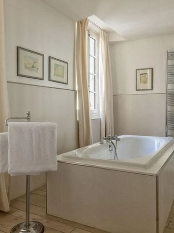 Freistehende Badewanne in hellem, elegantem Badezimmer