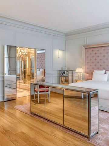 Luxuriöse Hotelsuite mit eleganter Einrichtung und Spiegelakzent