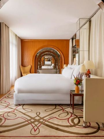 Elegantes Schlafzimmer mit reich verzierten Teppichen und Holzakzenten