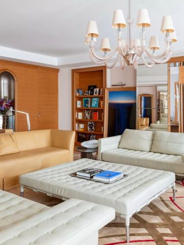 Luxuriöser Wohnbereich mit Sofas und elegantem Kronleuchter.