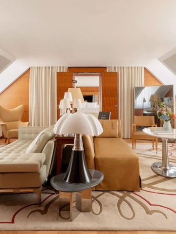 Luxuriöse Suite mit Designer-Möbeln und stilvollem Interieur.