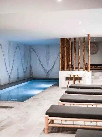 Eleganter Spa-Bereich mit kleinem Pool und Liegen