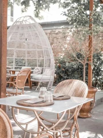 Schöner Außenbereich mit modernen Sitzgelegenheiten und Pflanzen