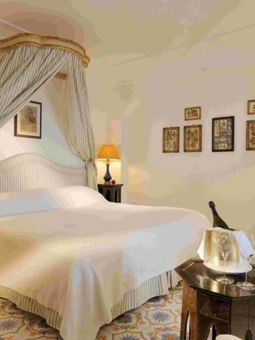 Luxuriöses Hotelzimmer mit Baldachinbett und klassischer Einrichtung.