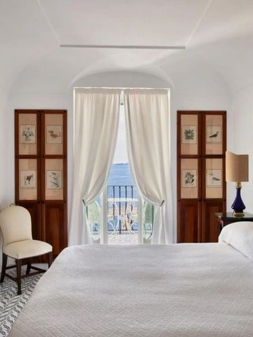Elegantes Hotelzimmer mit Blick auf das Meer durch ein Fenster.