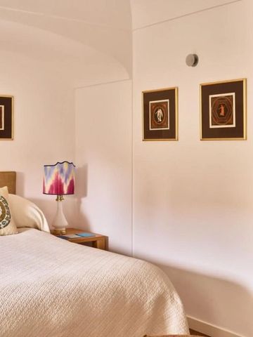 Gemütliches Schlafzimmer mit stilvoller Dekoration und warmem Licht.