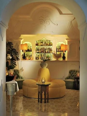 Einladende Hotelbar mit stilvoller Beleuchtung