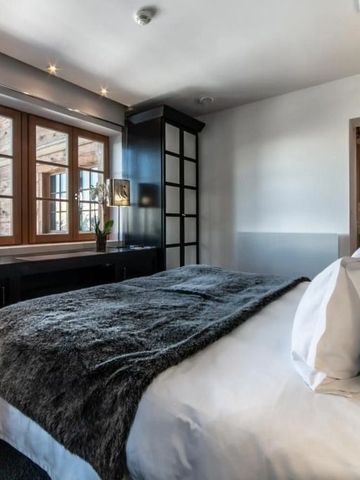 Gemütliches Schlafzimmer mit großem Fenster und hochwertiger Bettwäsche