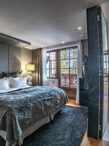 Moderner Schlafzimmerbereich mit Blick auf den Balkon und stilvoller Beleuchtung