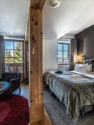 Luxuriöses Zimmer mit Doppelbett und Balkonblick auf die Berge
