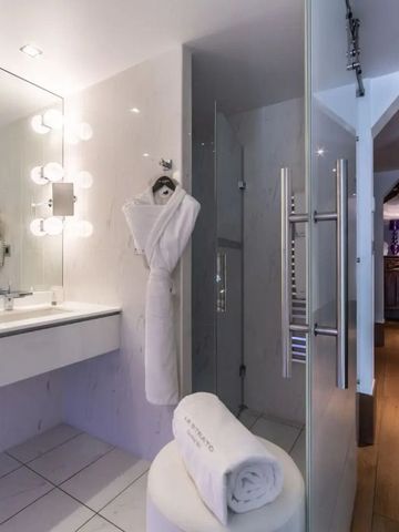 Elegantes Badezimmer mit beleuchtetem Spiegel und Regendusche