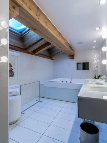 Helles Badezimmer mit freistehender Badewanne und Oberlicht