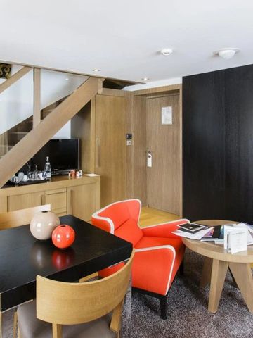 Elegantes Duplex-Zimmer mit moderner Einrichtung und farbenfrohen Akzenten