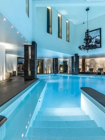 Beleuchteter Innenpool mit hohen Decken und eleganter Dekoration