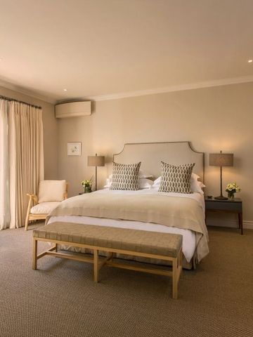 Helles, geräumiges Zimmer mit Doppelbett und offenem Balkonzugang