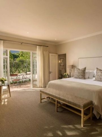 Luxuriöses Zimmer mit Kingsize-Bett und Terrassenzugang