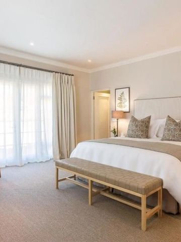 Modernes Schlafzimmer mit großem Bett und viel Tageslicht