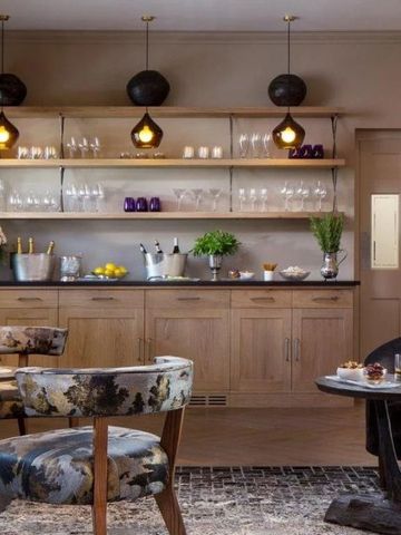 Elegante Hotelbar mit stilvoller Beleuchtung und gemütlicher Sitzgelegenheit