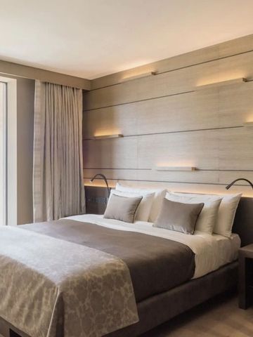 Luxuriöses Schlafzimmer mit großem Bett und moderner Beleuchtung